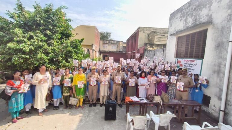 एंटी रोमियो टीम ने किया महिलाओं व बालिकाओं को जागरूक