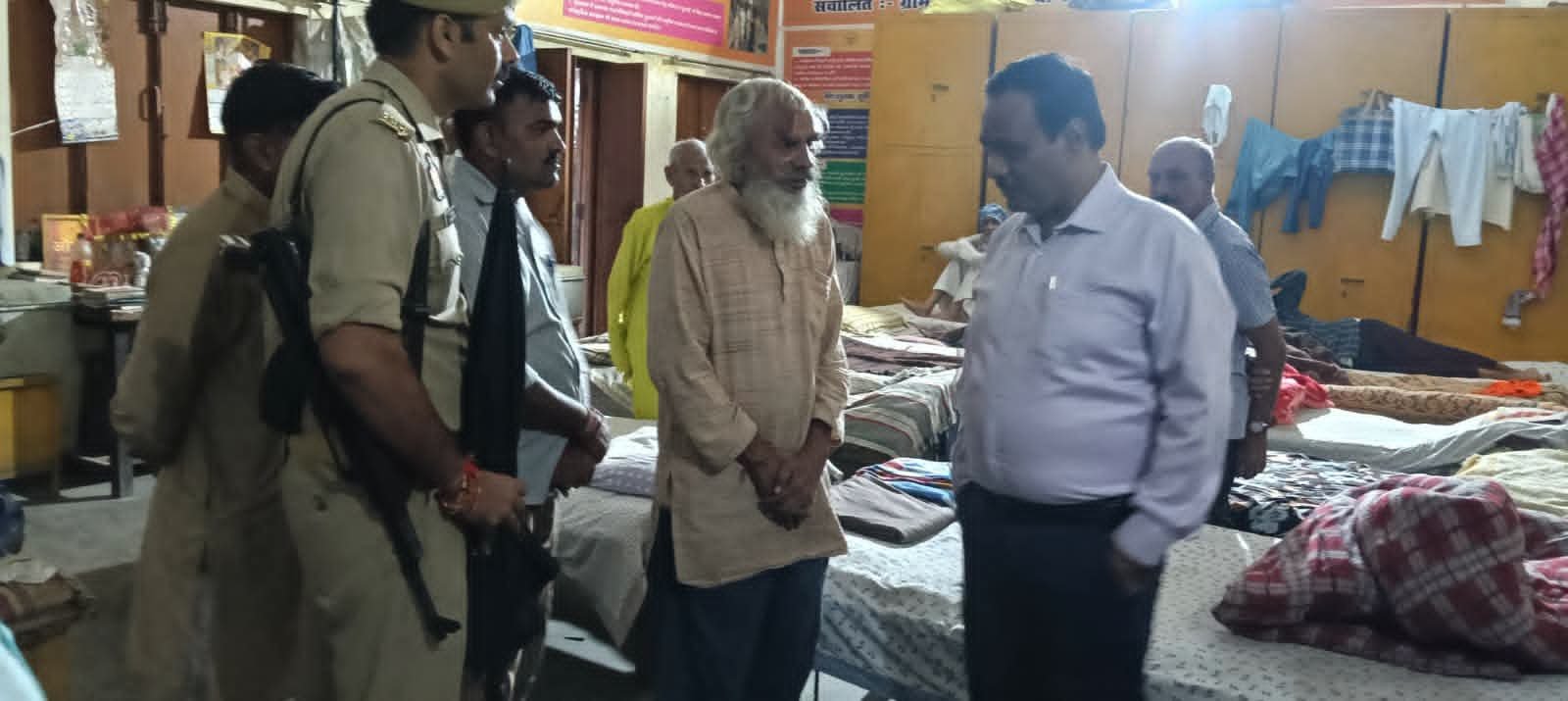 जिलाधिकारी उमेश प्रताप सिंह ने महात्मा विदुर आश्रम का किया निरीक्षण, वृद्धजनों से की वार्ता