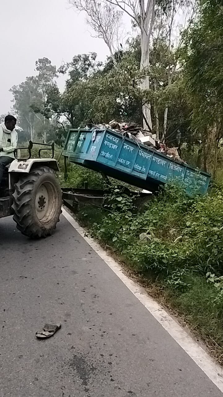 मंडावर नगर पंचायत की कार्यप्रणाली पर सवाल, आरटीआई में डंप साइट कहीं और, सड़क किनारे उड़ेला जा रहा कूड़ा।