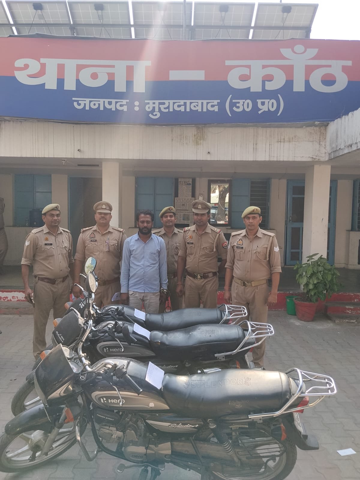 कांठ पुलिस की बड़ी कार्रवाई: बाइक चोरी के आरोपी को किया गिरफ्तार, निशानदेही पर तीन मोटरसाइकिल बरामद