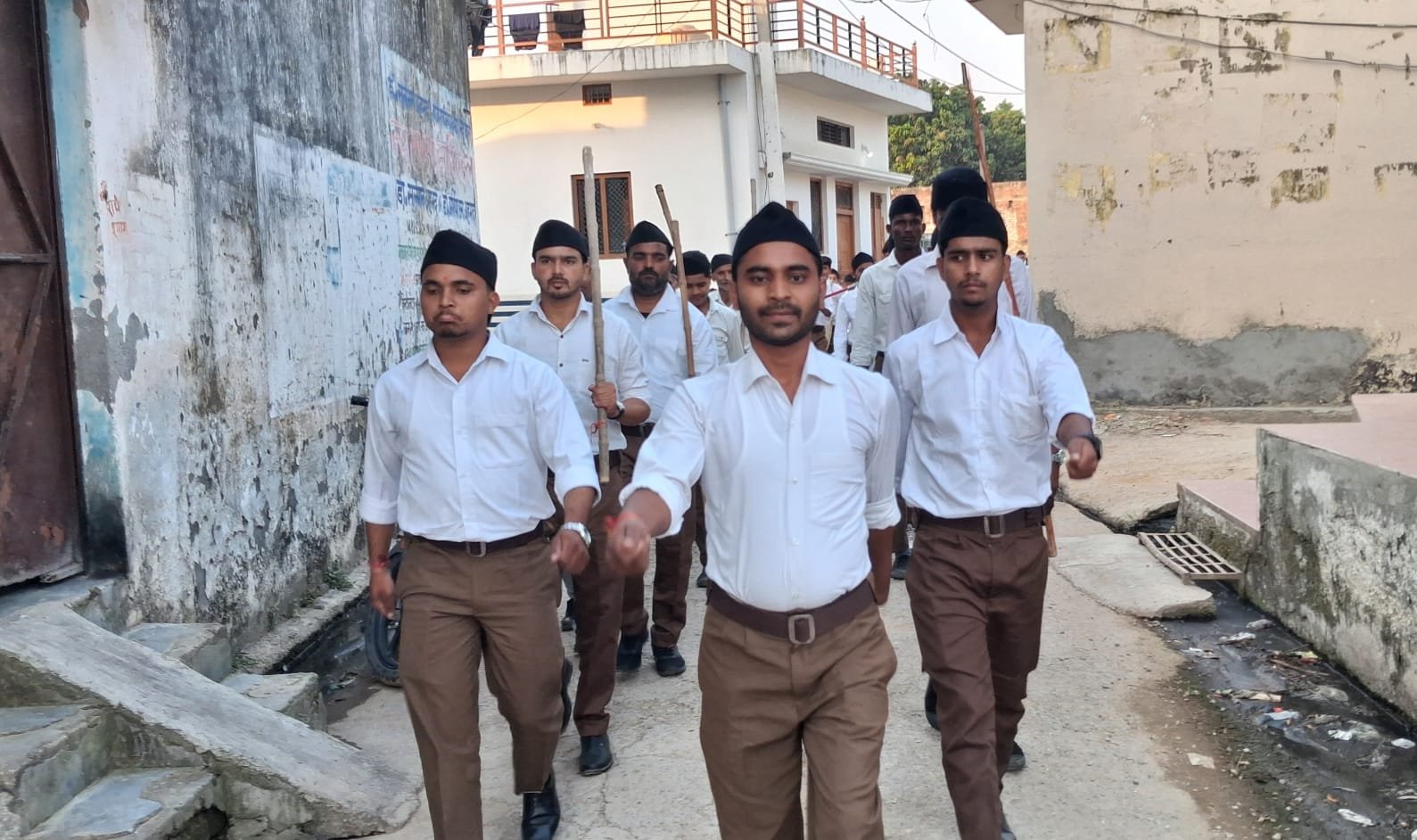 राष्ट्रीय स्वयंसेवक संघ का भव्य पथ संचलन, जगह-जगह पुष्पवर्षा कर स्वयंसेवकों का किया गया स्वागत