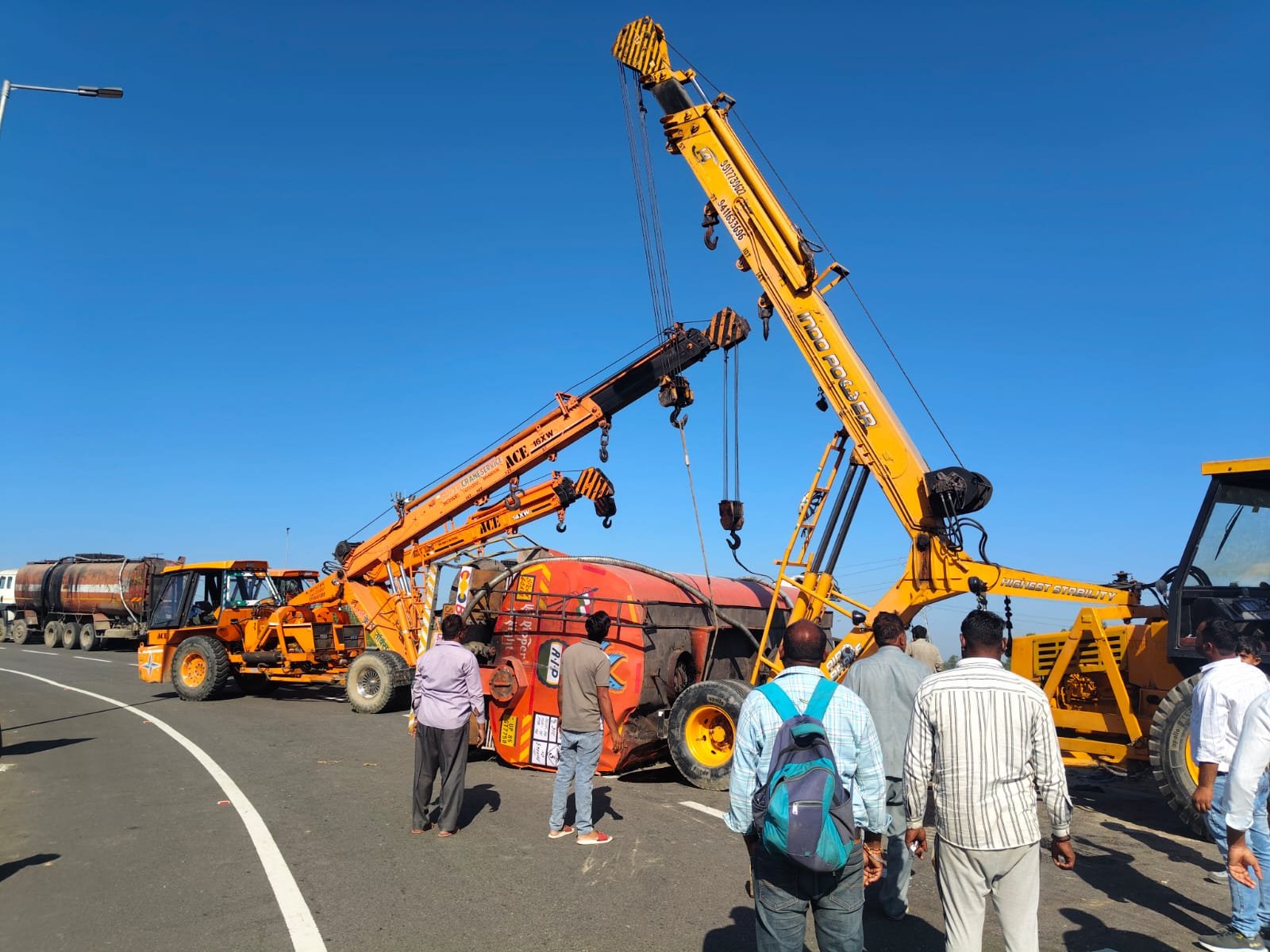 कोटद्वार मार्ग पर टैंकर पलटा, चालक की मौत, परिचालक घायल