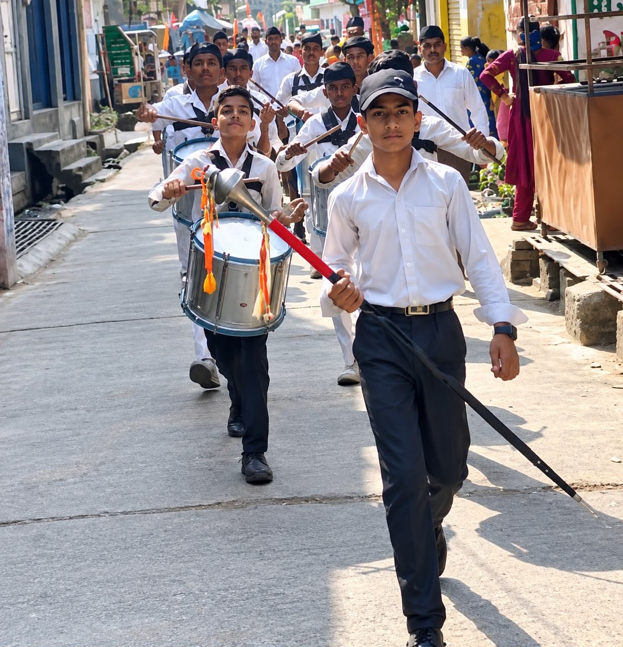 विजयदशमी पर आरएसएस ने निकाला पथ संचलन, जगह-जगह हुआ स्वागत