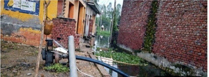 खबर का हुआ असर, सचिव अंकुर सिंह ने टीम के साथ कराई जलभराव की समस्या दूर, ग्रामीणों को मिली राहत