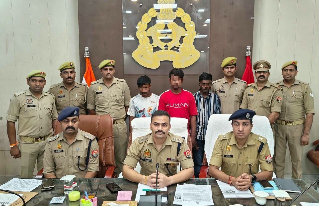गंज नहर पुलिया पर तमंचा दिखाकर लूट करने वाले तीन आरोपी गिरफ्तार, लूटी गई बाइक व मोबाइल बरामद