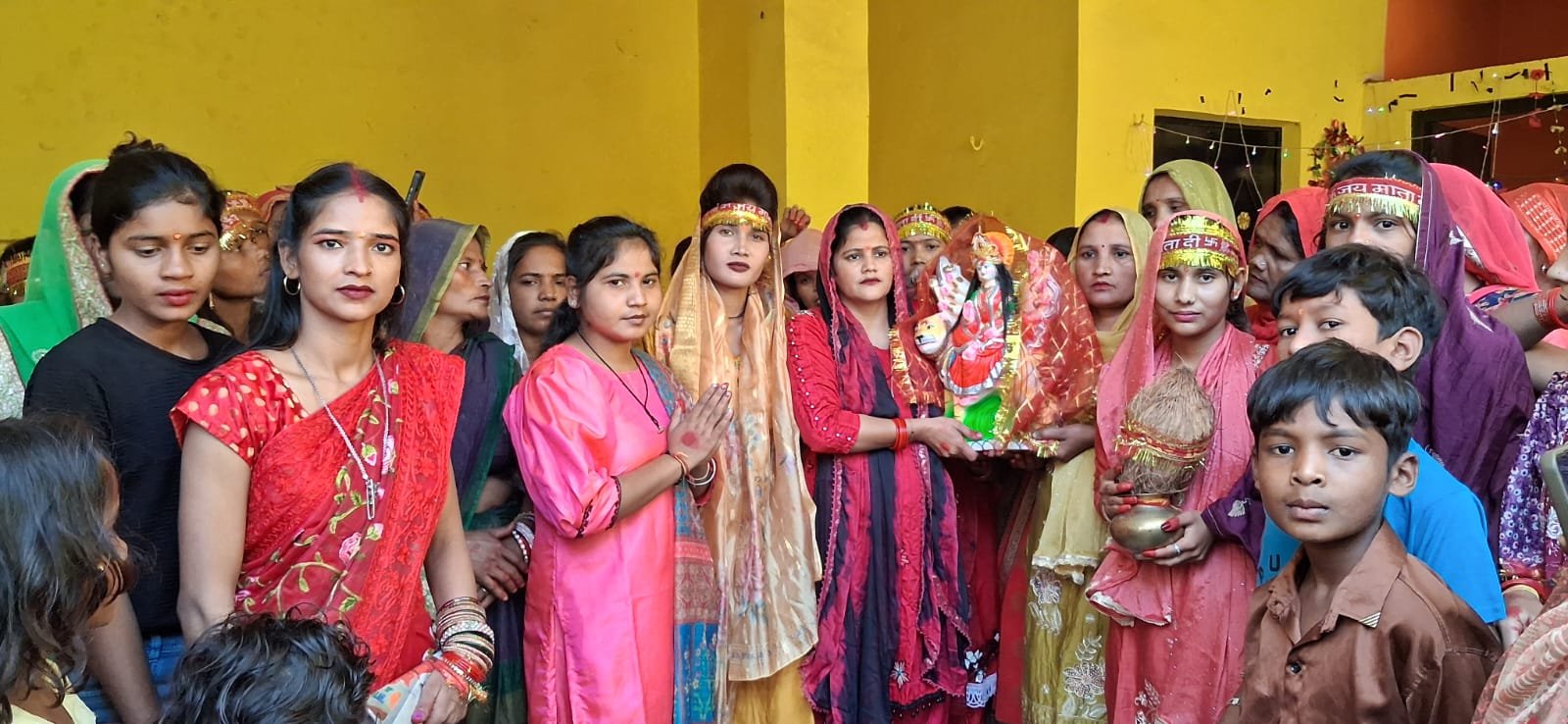 रविदास धर्मशाला से निकली माँ दुर्गा की शोभायात्रा, श्रद्धालुओं में दिखा उत्साह; जयकारों से भक्तिमय हुआ वातावरण