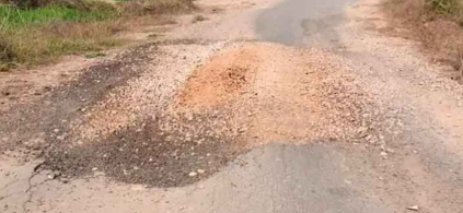 संपर्क मार्ग हो गया है क्षतिग्रस्त जनता हो रही है तृस्त ।